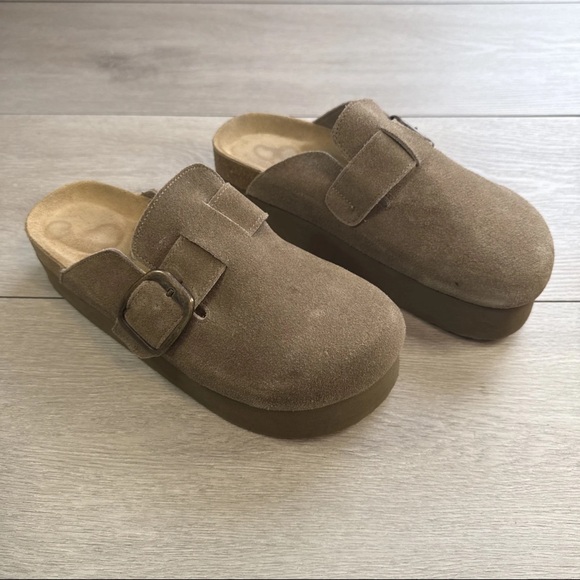 Cushionaire Shoes - Cushionaire Blain Suede Platform Clogs Women's Size 9 Taupe Boho Slip On Mules